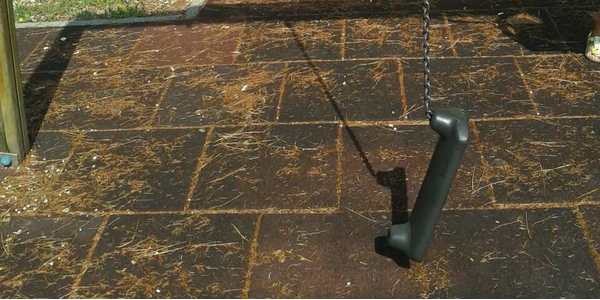 Ancora degrado ai giardini di Ronta. Foto di un lettore