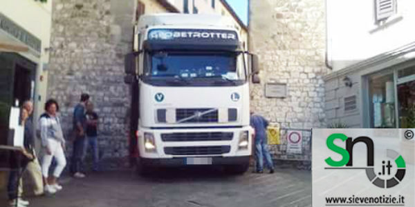 TIr bloccato nel centro storico di Pontassieve