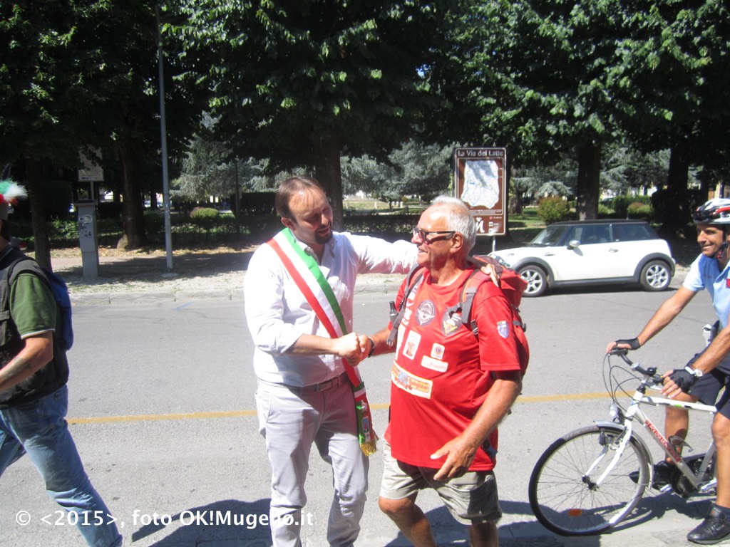 L'Alpino camminatore che attraversa l'Italia ricevuto a Borgo. Foto e cronaca