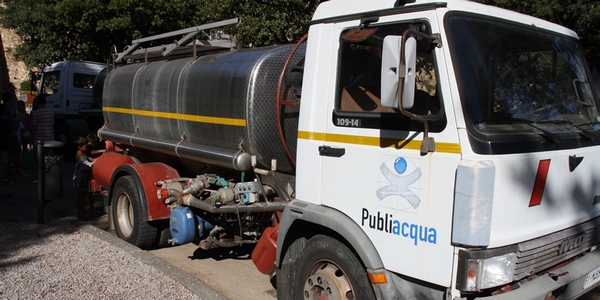 Arriva l'autobotte a San Giovanni. Calo della sorgente?