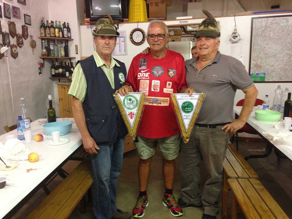 L'alpino camminatore Bellière da Borgo a Londa con OKMugello ed il Galletto.