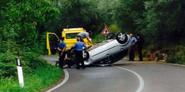 Auto ribaltata e traffico deviato a Ronta