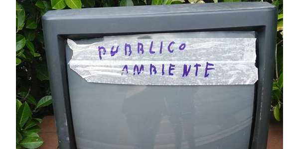 Le scritte più pazze del Mugello: "" Pubblico Ambiente "","",""2