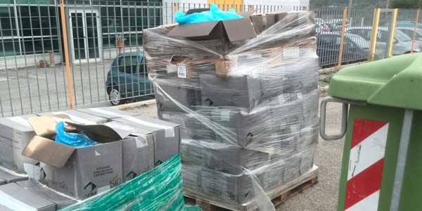 La discarica abusiva di Via del Bagnone. Pancali di materiali abbandonati a Borgo