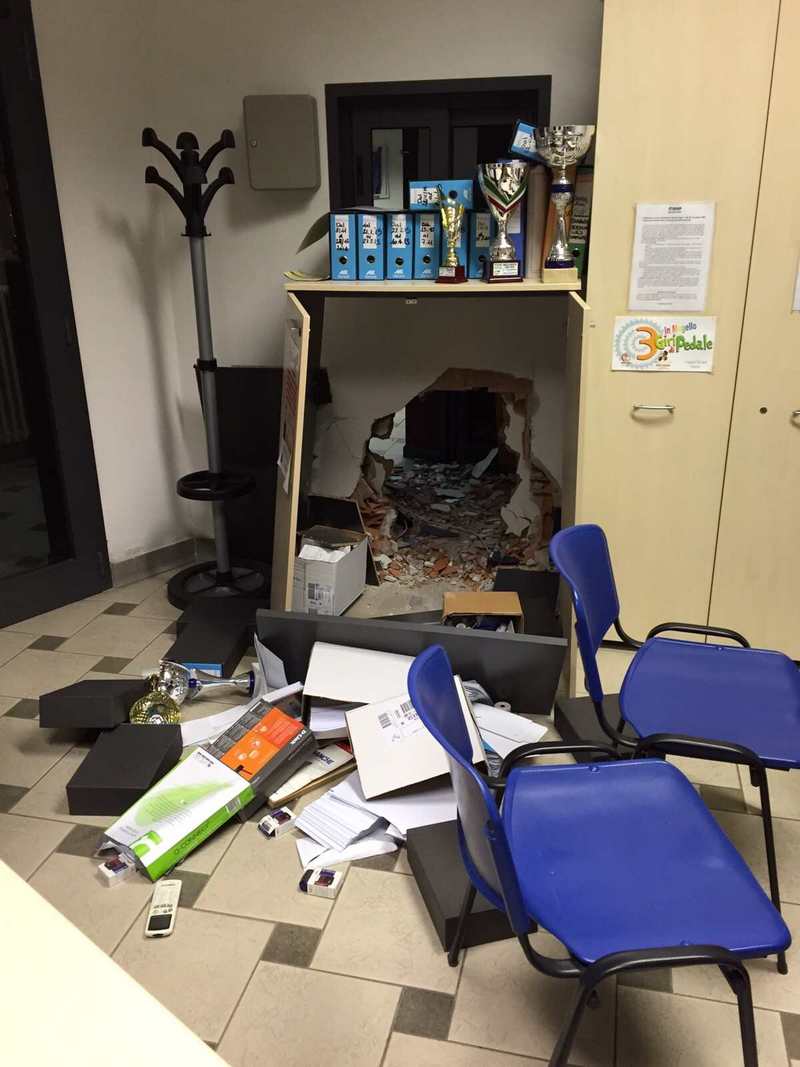 Furto alle piscine di Borgo. Asportata la cassaforte, danni per migliaia di euro