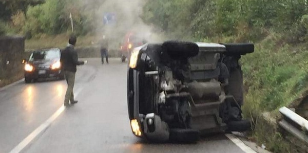 Auto ribaltata a Pratolino. La foto