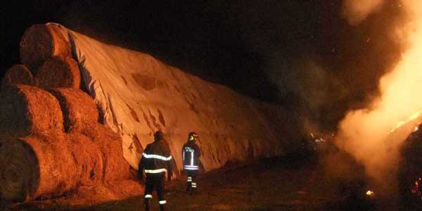 A fuoco rotoballe presso Bilancino. Interrotta la circolazione