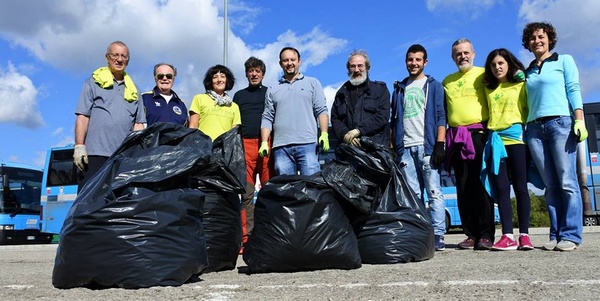 'Il Verde è Nostro'. Pulito il parcheggio delle scuole. Foto