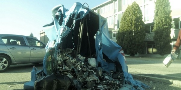 Cassonetti bruciati a Borgo, si moltiplicano le segnalazioni. Parliamone, di lunedì