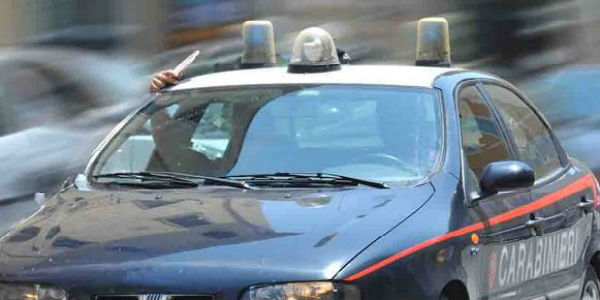 Rubano una borsa da un’auto. Arrestati tre giovani rumeni.