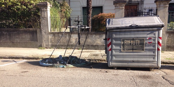 'Era' un cassonetto. Foto dopo il piccolo rogo di Borgo