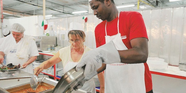 Festa con i ragazzi africani. Mucciano incontra i 'suoi' profughi