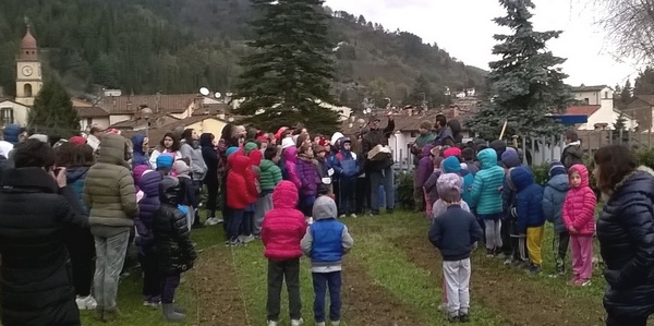 Due piccoli castagni inaugurano l'orto scolastico, per la festa dell'albero