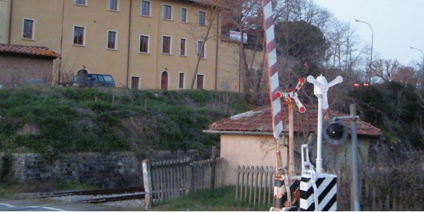 Rami sul passaggio a livello, treno rallentato. Mugello funestato dal vento