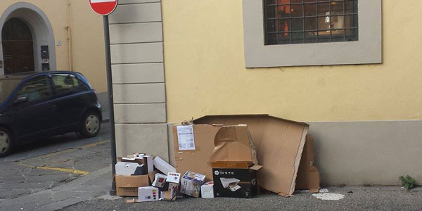 La crescita spontanea dei rifiuti di carta e cartone