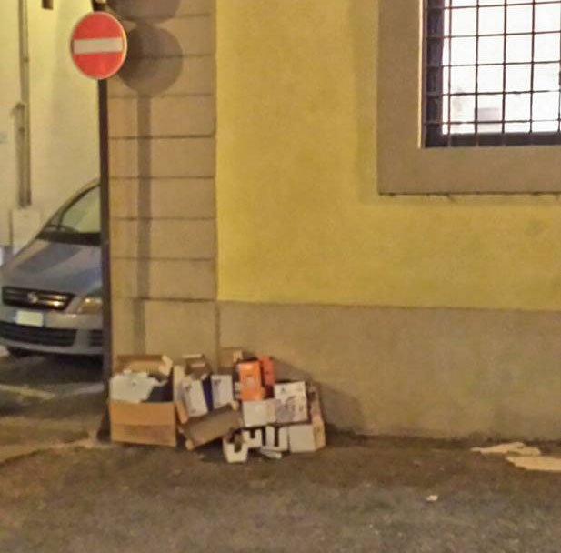 La crescita spontanea dei rifiuti di carta e cartone