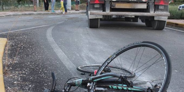 Stretti dal Tir contro il guard rail. Paura e caduta per 3 ciclisti
