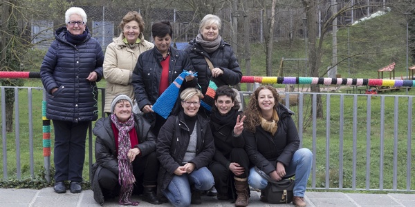 Filati contro la violenza a Vaglia. Prima installazione di Yarn Bombing, foto