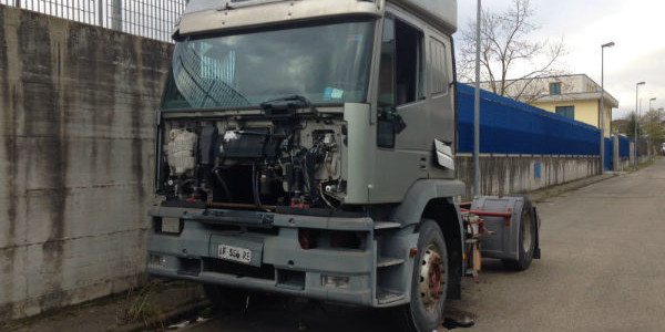 Camion abbandonato. Avviata, grazie ai lettori, procedura per la rimozione