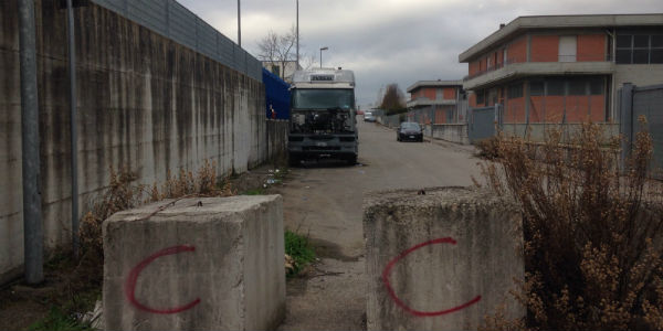 Camion abbandonato (e vandalizzato) a La Torre. Foto di OK!Mugello
