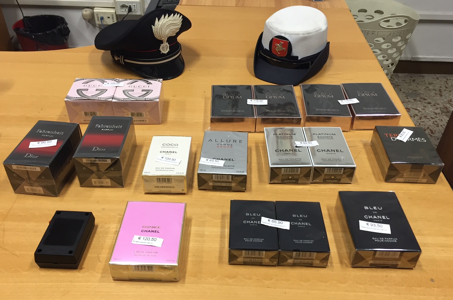 Ruba profumi per mille euro. Bloccata da Carabinieri e Vigili a Borgo