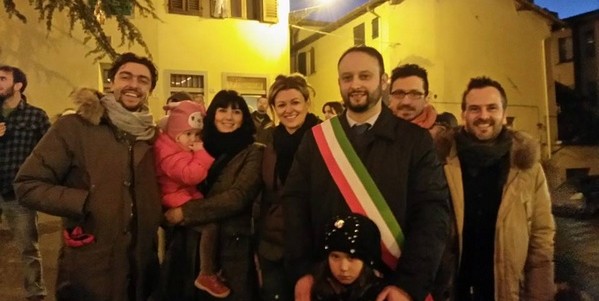 Acceso l'albero di Natale a Borgo. E c'era tutta la Giunta