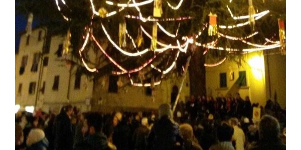 Acceso l'albero di Natale a Borgo. E c'era tutta la Giunta