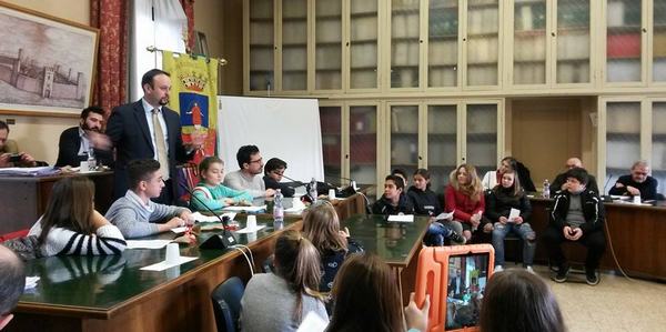 Giovani consiglieri (e sindaco) al lavoro. Foto