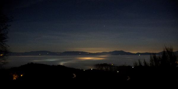 La nebbia, di notte. Mugello da fiaba nella Foto della Settimana