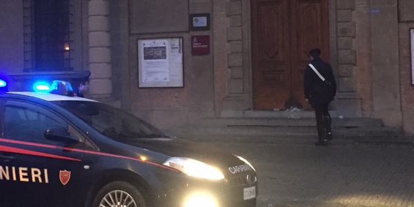 Appicca il fuoco alla porta del Comune. 38enne arrestato a Borgo