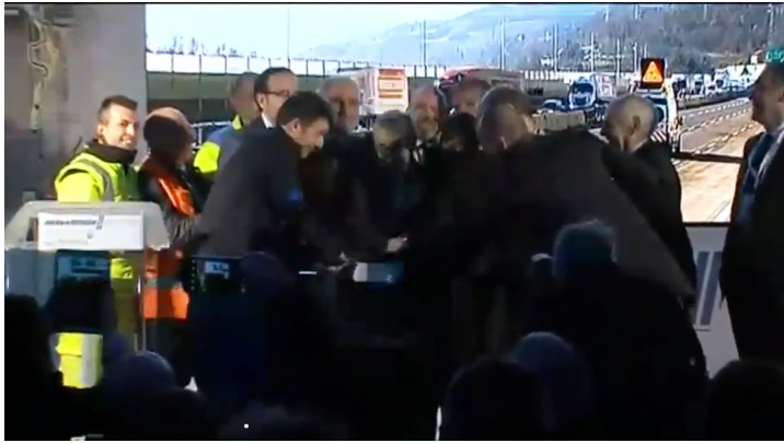 Tagliato il nastro della Variante di Valico.