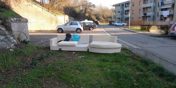 Un divano per due... sacchetti. Nuovo abbandono di rifiuti a Borgo
