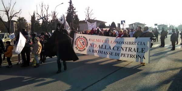 Biomasse. Partito il corteo, le prime foto e dichiarazioni