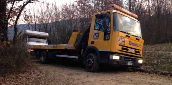 Camper impantanato, e anche il carro attrezzi. Intervento difficile a Bilancino