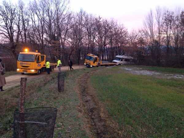 Camper impantanato, e anche il carro attrezzi. Intervento difficile a Bilancino