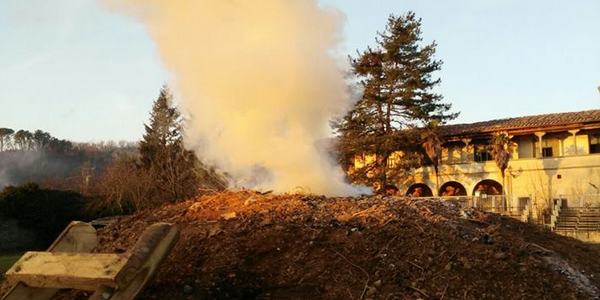 Accesa la Carbonaia nel Presepe Vivente di Luco