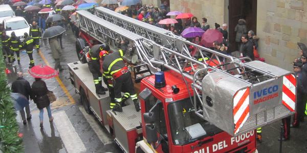 Folla e commozione al funerale di Daniele Bini. Borgo saluta il suo pompiere