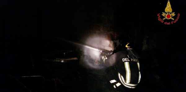 Pompieri nella notte. Baracca in fiamme a La Gracchia