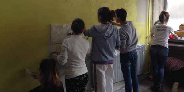 Volontari e alunni. Nuova vita alla stanza dell'arte alle medie di Borgo