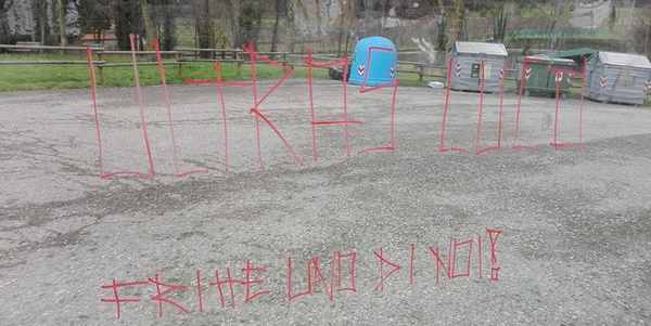 Vandali a Grezzano. Sfregiata una pensilina