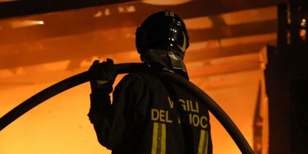 Casa in fiamme a Firenzuola. Le foto