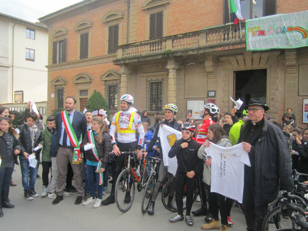 Tappa a Borgo della carovana ciclistica