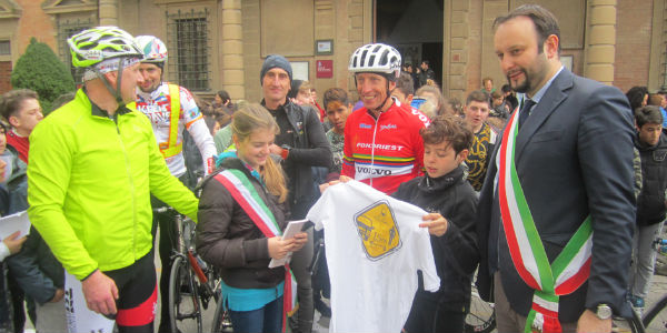 Tappa a Borgo della carovana ciclistica