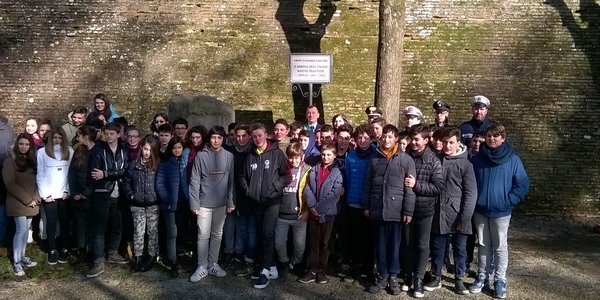 Foibe. Tanti ragazzi a Scarperia, per la nuova lapide. Foto