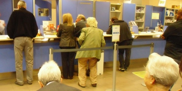 90enne entra alla posta per la pensione. Esce con un contratto telefonico