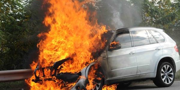 Auto in fiamme tra Borgo e San Piero