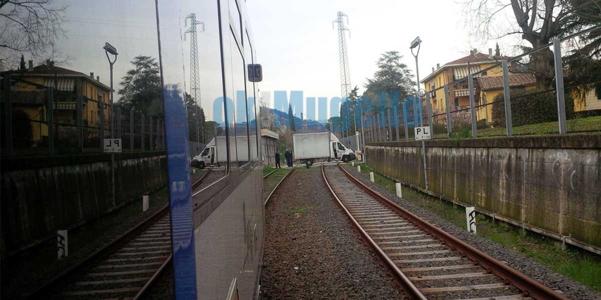 Furgone blocca treno sulla Faentina. Un pirata dei binari?