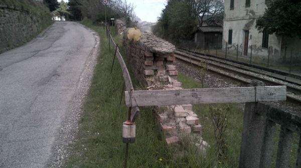 in fondo il leggio con i versi di Dino Campana