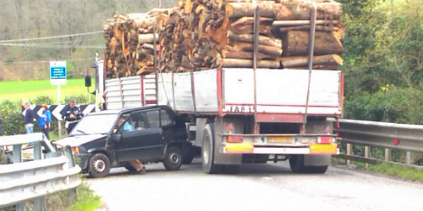 Incastrato tra spalletta e camion. Foto del giorno