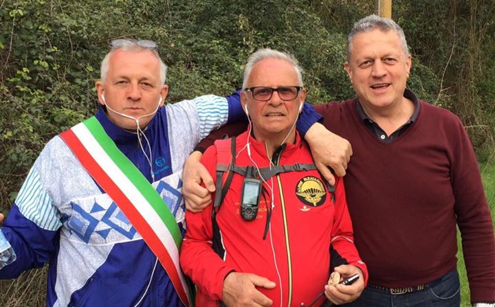 Arrivano a Roma (a piedi) il Sindaco e l'Alpino per essere ricevuti da Renzi